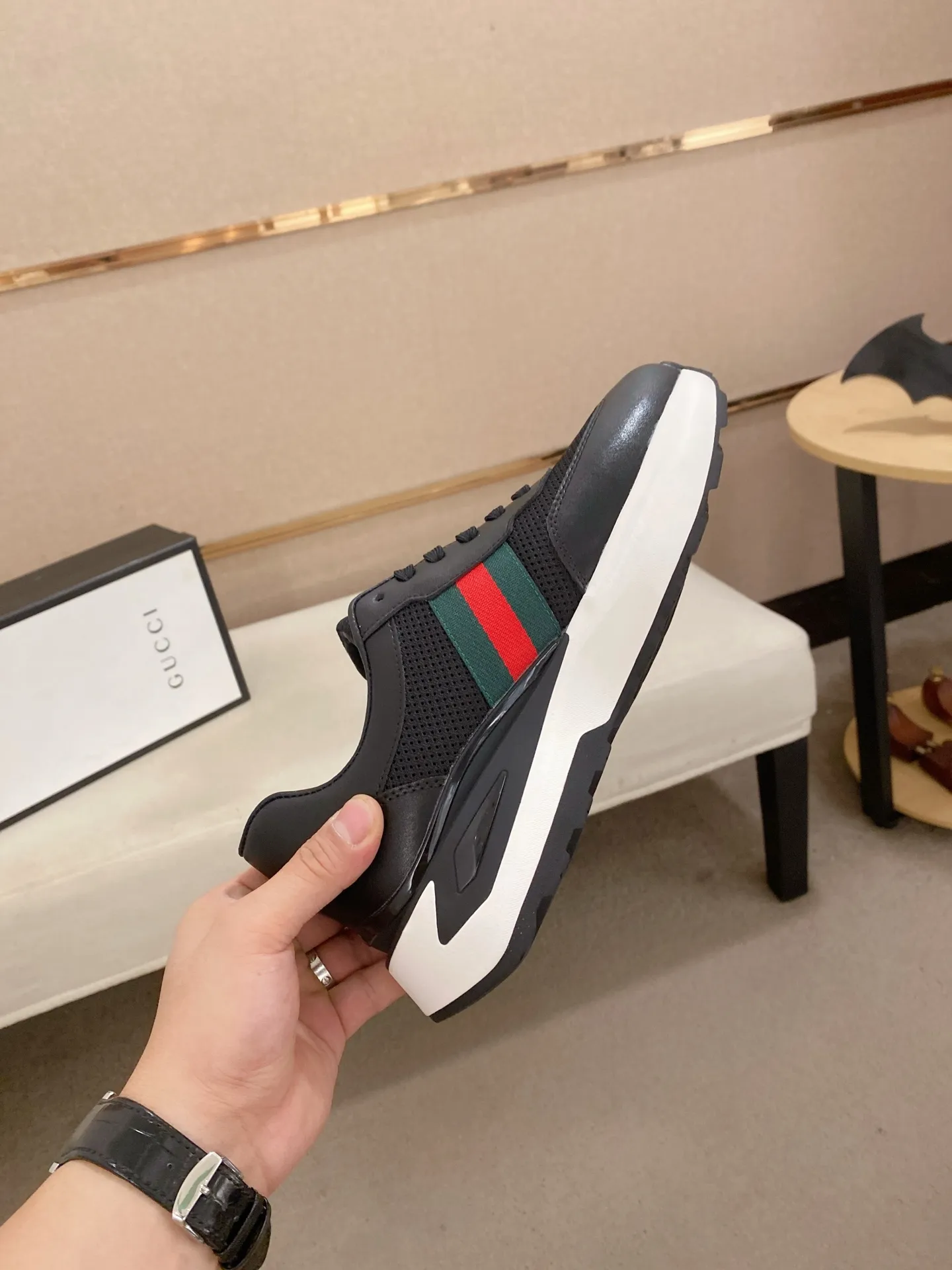 Men's shoes 💰 462💰The new GUCCI (Gucci) counters are launched simultaneously. The new men's shoes, 😘fabrics are selected from imported cowhide, and the lining is sheepskin lining. 👍🏿 High-end ☄️ air-cushion molded anti-slip rubber outsole, exquisite lines, simple and elegant, comfortable and high-end for leisure travel. Code number: 38 to 44 (45 can be customized and cannot be returned or exchanged)